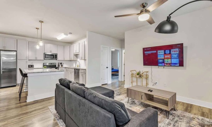 Hayes Apartamento | Luxe King 3BR Suite Mins to Downtown Durham!