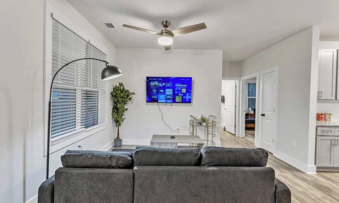Hayes Apartamento | Luxe King 3BR Suite Mins to Downtown Durham!