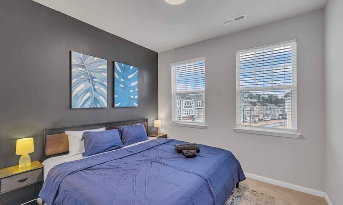 Durham Casa | Luxe King 4 BR Townhouse Mins to Dwtn Durham!