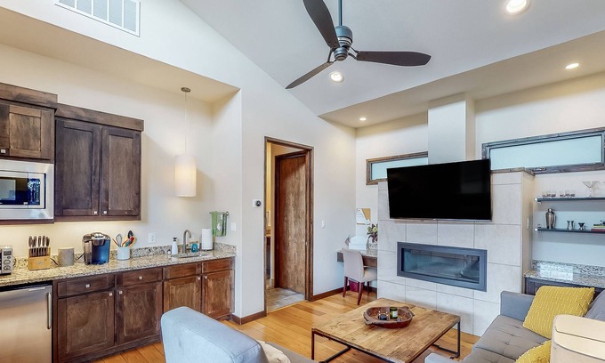 Spicewood Cabina | Luxe lakeside cabin with bunk room, outdoor kitchen & alfreso living/dining