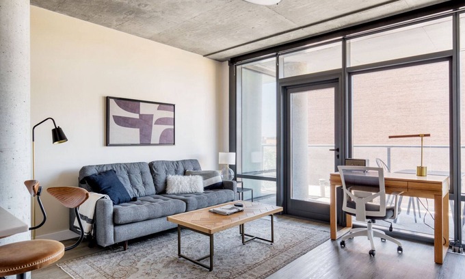 Lake View East Apartamento | Luxe Lakeview 1BR w/ Gym & Grills, nr Lakefront Trail, by Blueground