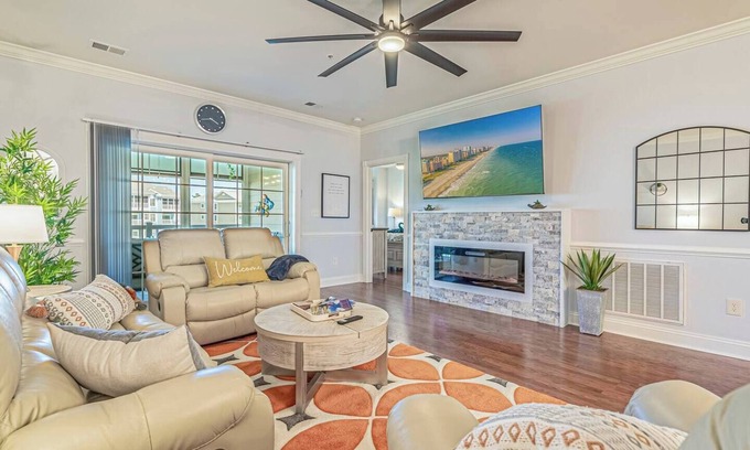 Central Myrtle Beach Apartamento | Luxury 3 Bedroom 2 Bathroom Condo Overlooking The Lake!