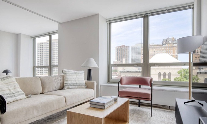 Lake View East Apartamento | Luxe Lakeview Studio w/ Deck, Pool & Gym, nr Lincoln Park, by Blueground