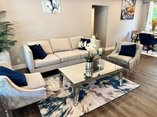 Kitchener Casa | Luxe Living Prime Location