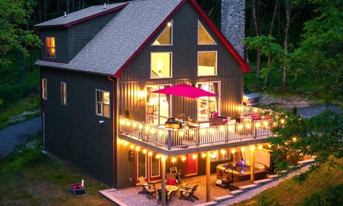 Alpine Lake Cabina | Luxe Lodge, Fam & Dog Friendly, Hot Tub, Arcade ,Game Rm