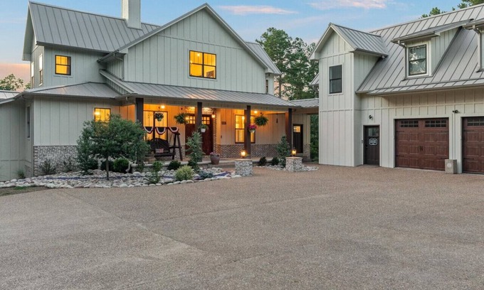 Eureka Springs Casa | Luxe Lodge in Eureka Springs