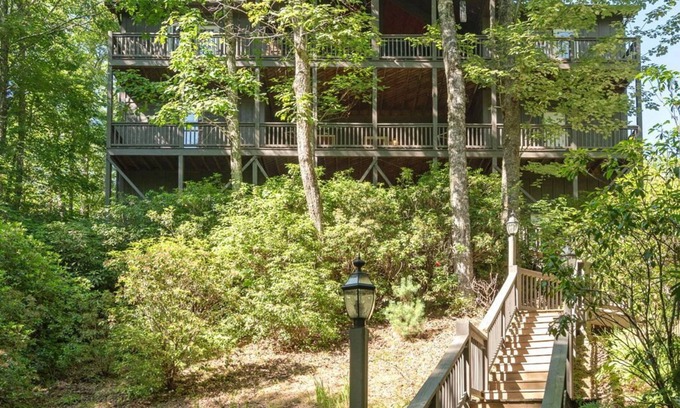 Sapphire Cabina | Luxe lodge-Sleeps 12-Close to Resort-Amenity Access