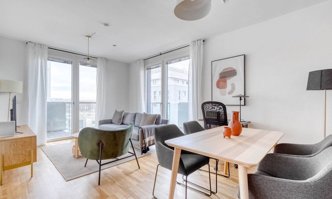Vienna Apartamento | Luxe Marinatower 2BR w/ Gym & Elevator, nr metro U2, by Blueground