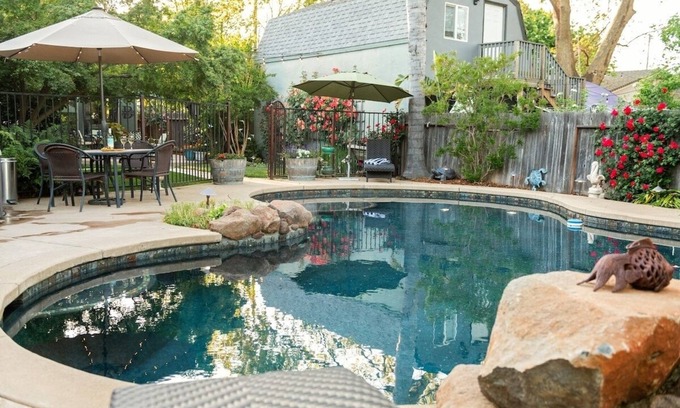 East Sacramento Casa | Luxe Mid-Town Bungalow