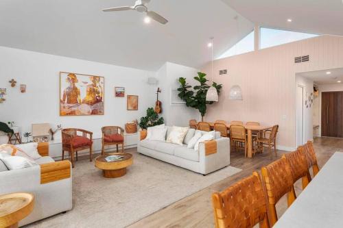 Currumbin Waters Casa | Luxe Modern Waterfront 4BR Oasis Wifi, BBQ & Pool