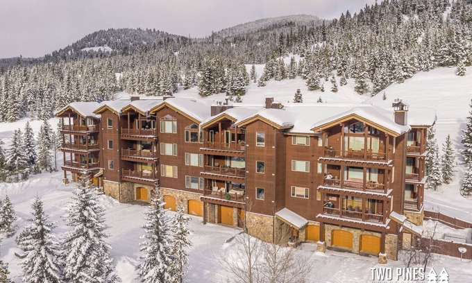 Big Sky Condominio | Luxe Mountain Condo! Private Deck with Grill and Stunning Views!