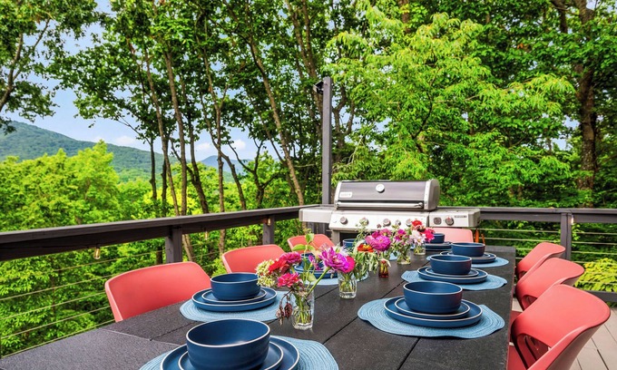 Black Mountain Casa | Luxe Mountain Home: Hot Tub, Sauna, Firepit, Games