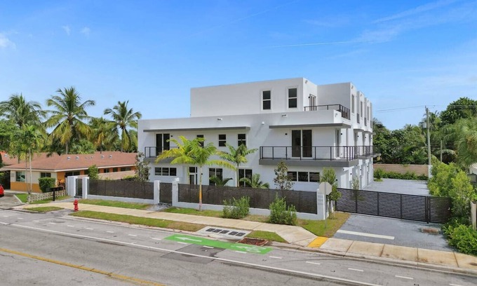 Lake Ridge Casa | Luxe NEW Modern Home with Pool