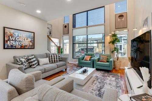 Newark Casa | Luxe Newark Retreat with Rooftop Deck Pets Welcome!
