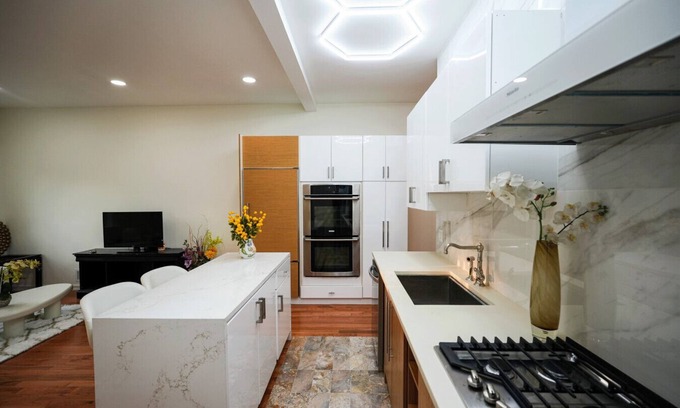 West New York Apartamento | Luxe NYC View Mansion | 6BR 4BA + Balcony + Garage