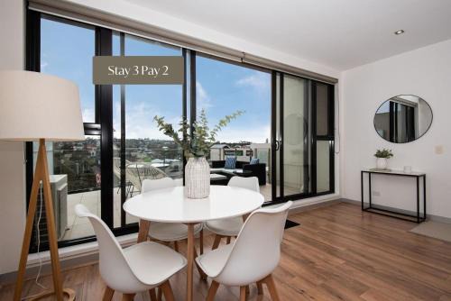 Mornington Casa | Luxe on Main in Mornington Views of the Bay