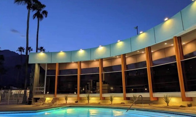 Twin Palms Condominio | Luxe, peaceful retreat-KING bed historic MCM complex
