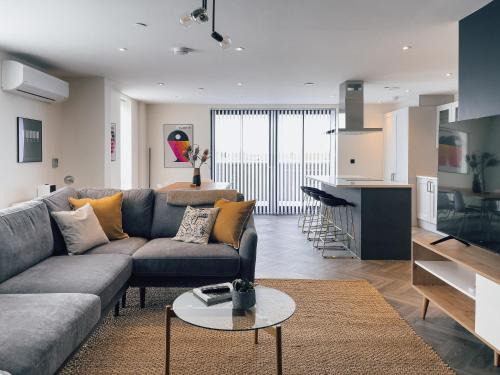 London Borough of Hounslow Apartamento | Luxe Penthouse Retreat: With Free Parking!