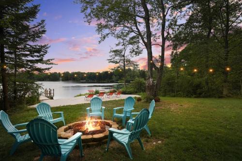 Pocono Summit Casa | Luxe Poconos Lake House with Private Beach