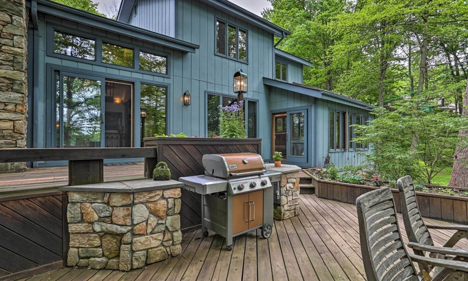 Pocono Pines Casa | ¡NUEVO! Luxe Poconos Pines Home w / Beach + Servicios!