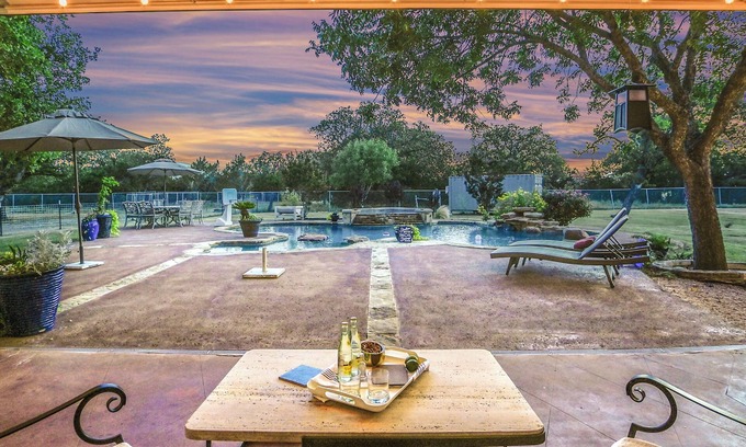 Cedar Park Casa | Lujo con ambiente ranchero. Piscina, piano, y comunidad aeroportuaria privada.