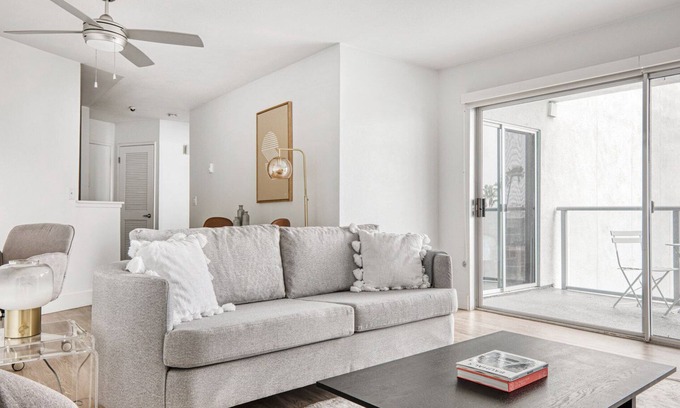 South Redondo Apartamento | Luxe Redondo Beach 1BR w/ Pool, Gym & W/D, walk to Beach, by Blueground