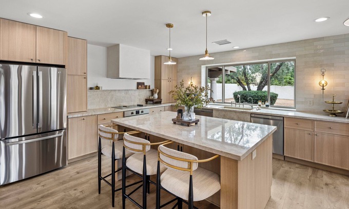Raskin Estates Casa | Luxe Retreat: Heated Lazy River, Pickleball, Gym/Spa, 2 Ensuites, 4 Full Baths