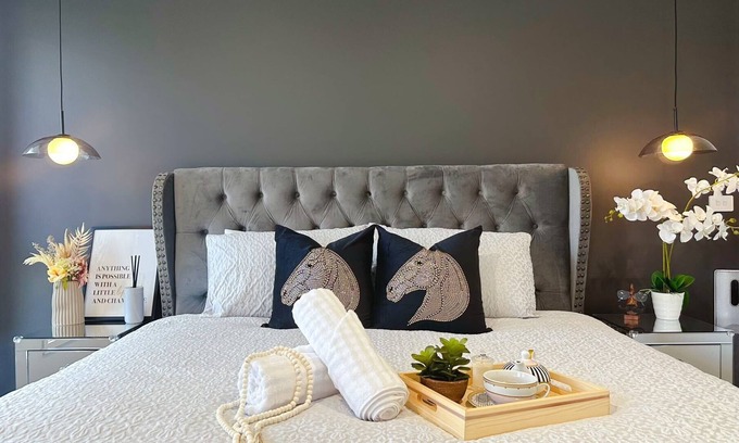 Rokeby Casa | Luxe Retreat with Spa - Near airport & CBD