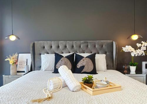 Rokeby Casa | Luxe Retreat with Spa - Near airport & CBD