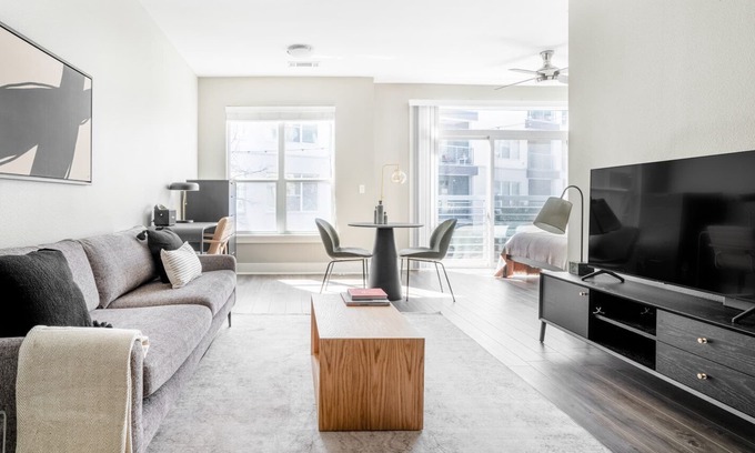 Riverside Apartamento | Luxe Riverside Studio w/ Gym & W/D, nr Lady Bird Lake, by Blueground