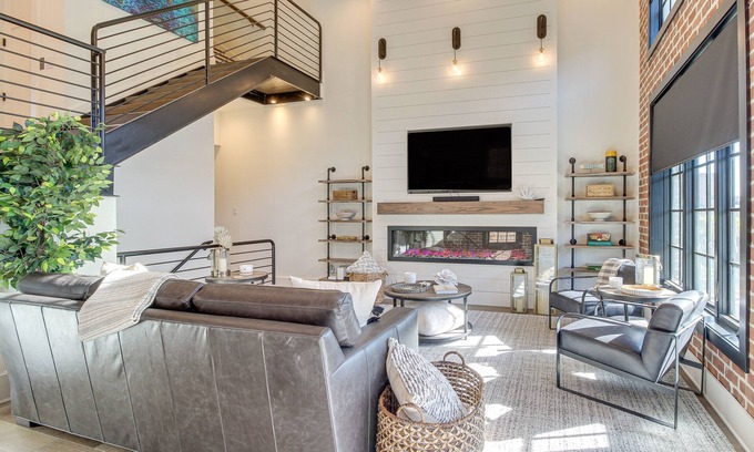 Hitch Village - Fred Wessels Homes Casa | Luxe Savannah Townhome: 1 Mi to Historic District