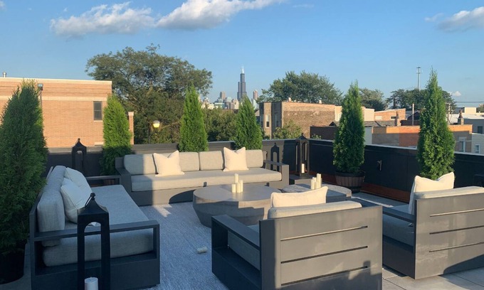 West Town Casa | Luxe Single Family Home + Private Skyline Rooftop! Sleeps 10