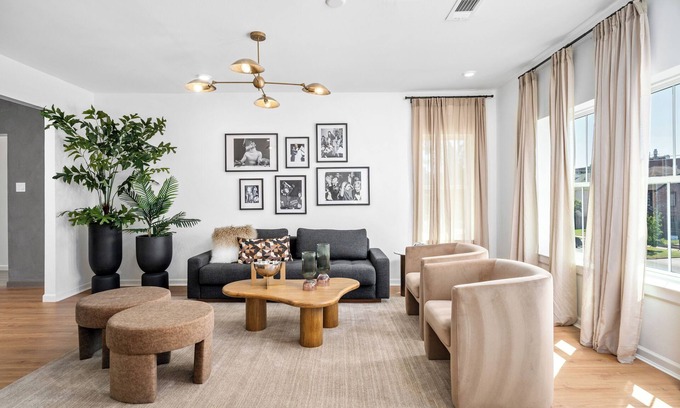 South Central Houston Casa | Cocktail Pool & Spa / Gated 4 Parking/ Sleeps 20 / 2 linked Suites