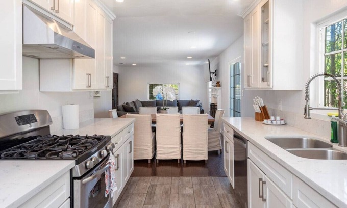 Tarzana Casa | Luxe Spacious Home in Tarzana