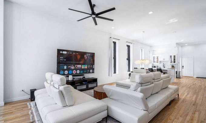 West Town Casa | Luxe Spacious SFH in Bucktown w/Secure Parking