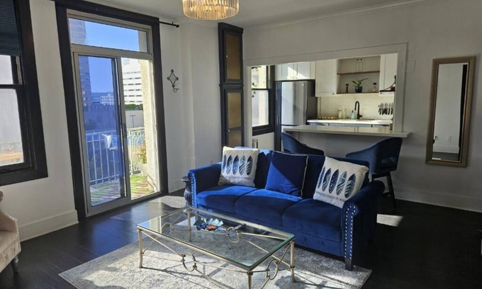 Downtown Long Beach Condominio | Luxe Suite one bedroom with free parking, balcony and partial ocean view.