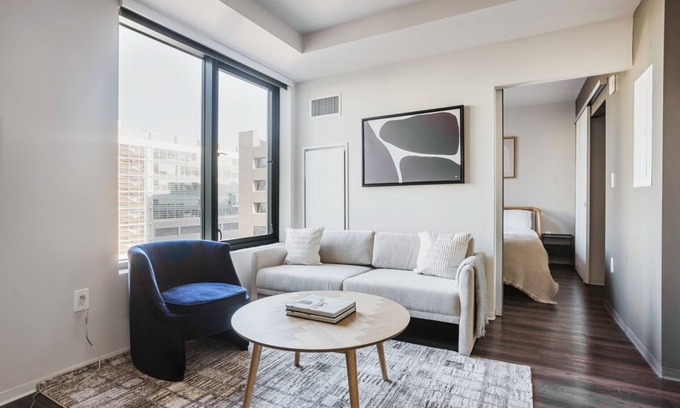 Theatre District Apartamento | Luxe Theater Dist 2BR w/ Gym, Lounge, Rooftop & A/C, by Blueground