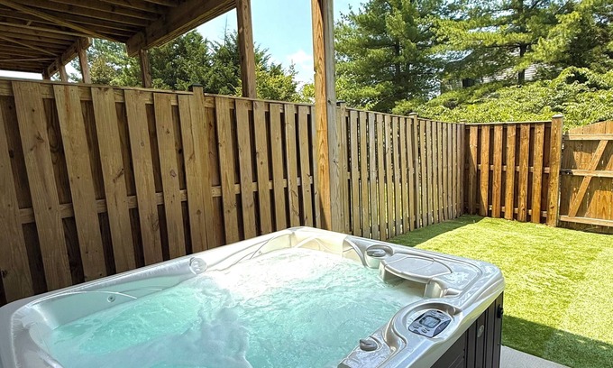 Ashburn Casa | Luxe Townhouse Retreat Hot Tub Sauna Loft Fireplace Near One loudon