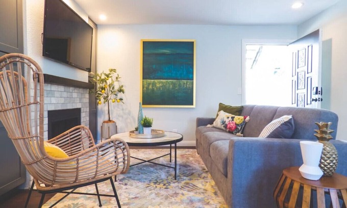 University Heights Apartamento | Luxe Urban Oasis | Modern Retreat in Uptown