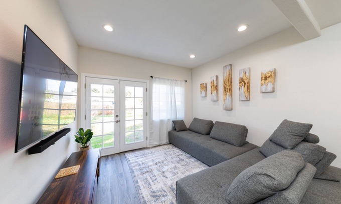 Los Angeles Casa | *LUXE Utopia w/Parking | Near LAX & Sofi/Forum*