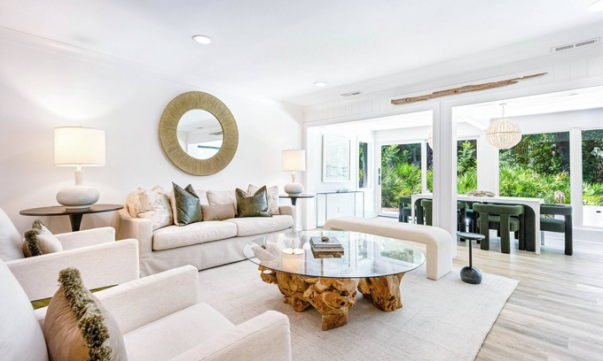 Hilton Head Island Condominio | Luxe Villa, 3 Min Walk to Beach, Pet Friendly, Office, Outdoor Fire Table