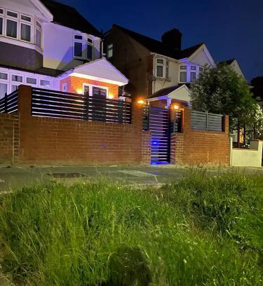 North Greenford Casa | Luxe Villa, 4 En-suite Bedrooms - West London - Wembley Stadium 5KM away