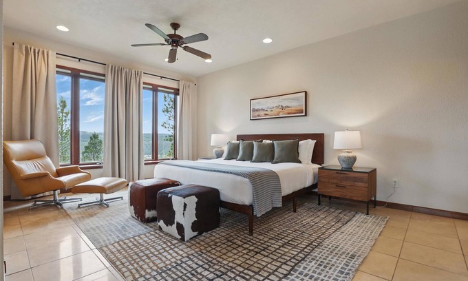 Colonial Pine Hills Casa | Luxe Villa Expansive Yard Near Rapid City