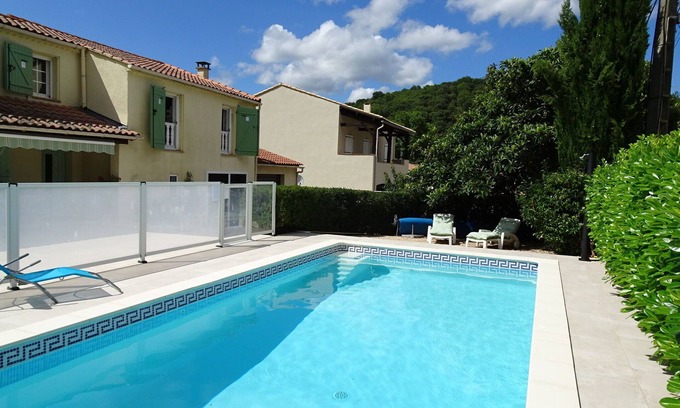 La Tour-Sur-Orb Villa | Splash & Serenity junto a la piscina