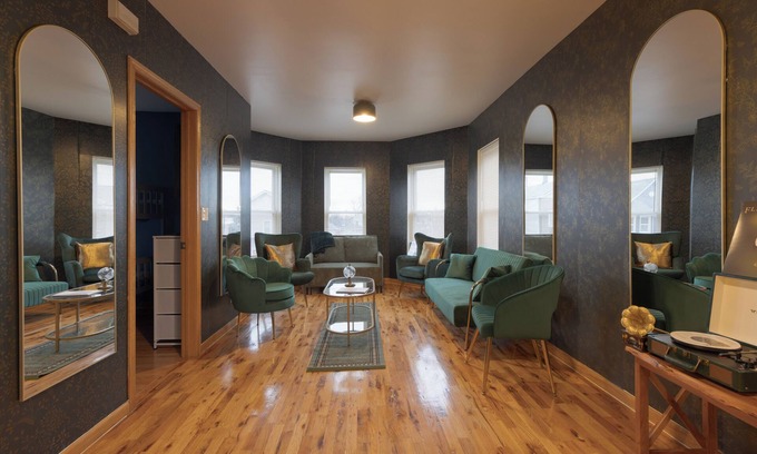 Canaryville Apartamento | LUXE Vintage Green Loft - 10min to Downtown, Movie Rm, Student & Family-Friendly