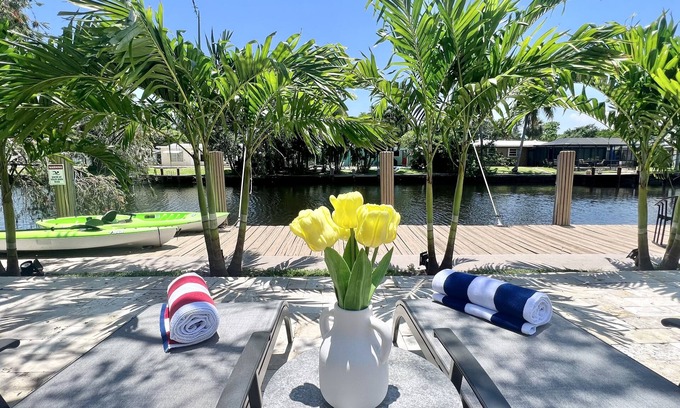 Central Fort Lauderdale Casa | LUXE Waterfront! Htd Pool HotTub Kayaks 3ml to Beach/Las Olas Blvd. Sleeps 11