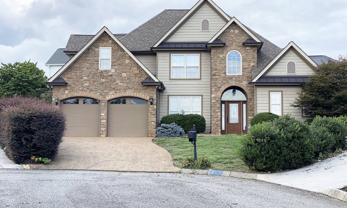 Ashley Oaks Casa | Luxe West Knoxville Home- Easy access to Downtown, UT, Airport and Oak Ridge