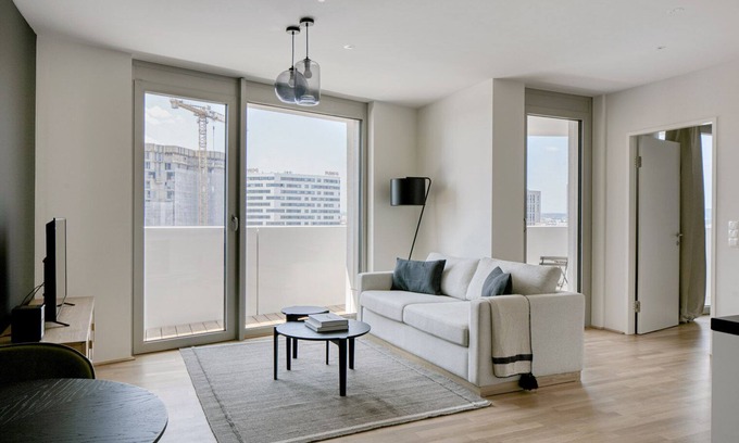 Favoriten Apartamento | Luxe Wieden 1BR w/ Balcony, Gym, Elevator, walk to U-Bahn, by Blueground