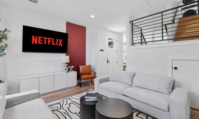 University Hills and Windsor Park Casa | Huge Windsor Park Home | Sleeps 12 | 14 Min to DTX