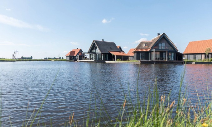 Ossenzijl Villa | Lujosa villa de agua con dos baños, en los lagos de Frisia